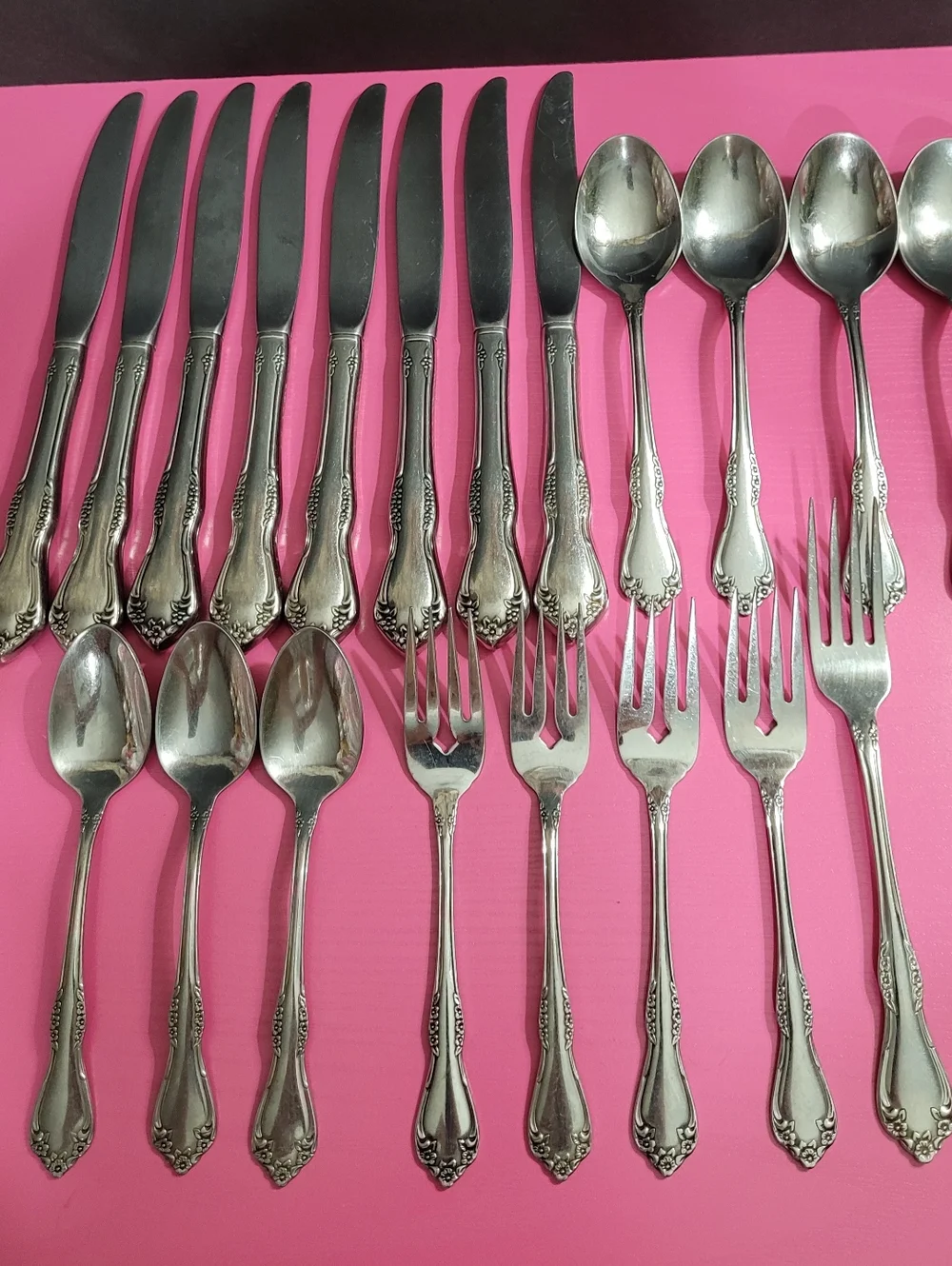 WM.A.Rogers Deluxe Stainless Oneida Ltd. Partial Silverware Set 20 Pieces (0664)